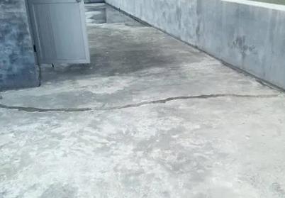 开江楼顶漏水维修公司分享下如何解决卫生间隐蔽部位漏水的问题?