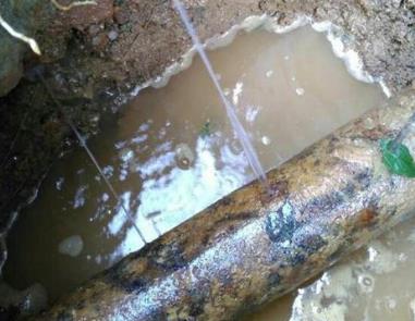 开江楼顶渗水维修公司分享下地暖漏水的原因及检测方法。